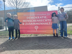 Bild: Schlerinnen und Schler der Don-Bosco-Schule in Rostock setzen ein sichtbares Zeichen fr Demokratie, Menschenrechte und Zusammenhalt. (Foto: Eva-Maria Albrecht)